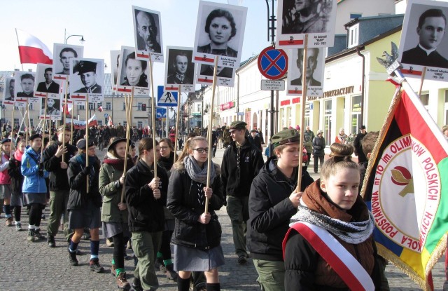 Harcerze nieśli portrety osób zamordowanych przez komunistyczne władze po II wojnie światowej.