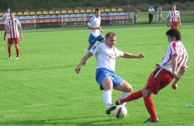 O piłkę walczy Paweł Zięba (biało-czerwona koszulka) z Maciejem Kuzickim