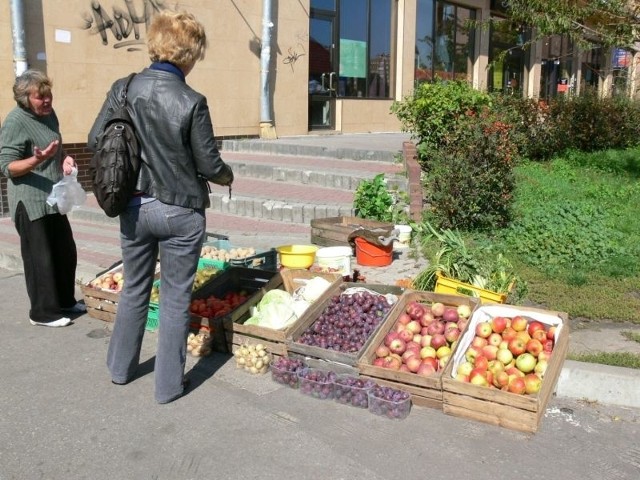 Przy stoiskach z owocami i warzywami rzadko są kolejki.