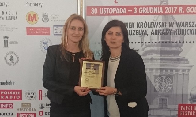 W imieniu Wydawnictwa UJK nagrodę odebrały Aneta Iwan i Beata Majewska.