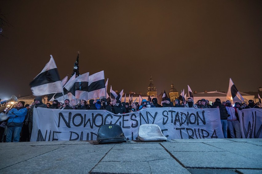 Kibice Sandecji Nowy Sącz chcą nowoczesnego stadionu i manifestowali przed sądeckim ratuszem [ZDJĘCIA, WIDEO]