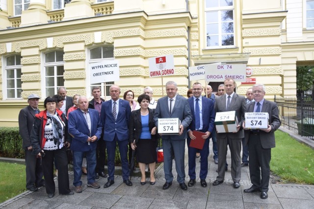 Samorządowcy i mieszkańcy podkieleckich gmin z podpisami przed budynkiem Kancelarii Prezesa rady Ministrów w Warszawie.