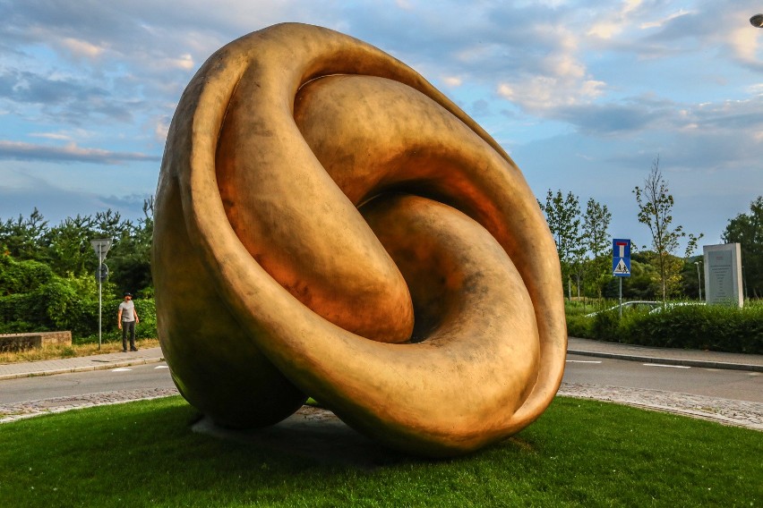 Rzeźba Xawerego Wolskiego stanęła na rondzie w Sopocie. Co przedstawia? Opinie mieszkańców są podzielone 