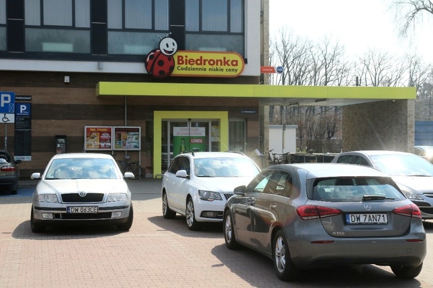 Uważaj na tym parkingu Biedronki. Postój może Cię kosztować 170 złotych!