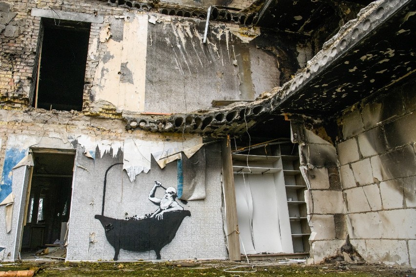 Banksy wśród ruin? Graffiti pojawiają się na zbombardowanych przedmieściach Kijowa