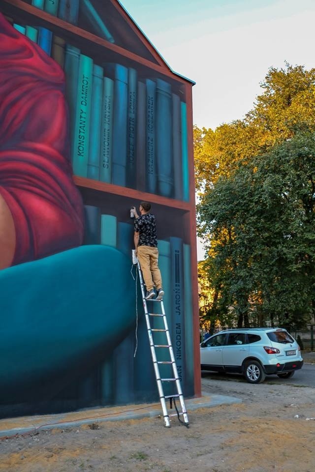 Lubliniec: mural autorstwa Damiana Malczewskiego już gotowy. Zdobi elewację budynku przy ul. Wyszyńskiego 3 [ZDJĘCIA]