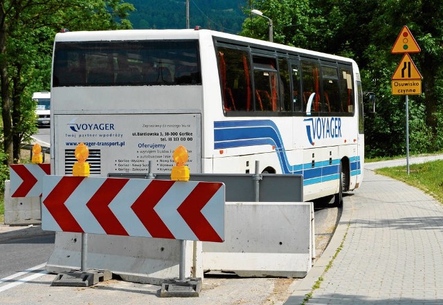 Do piątku autobusy pokonywały ustawione na drodze "szykany"