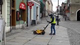 Poznań: Sprawdzają płytę Starego Rynku przy pomocy trójwymiarowego skanera 