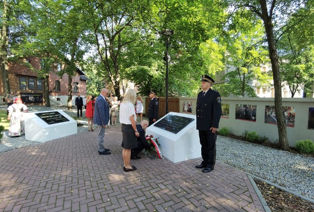 15 sierpnia 2021 roku w Mysłowicach złożono kwiaty w różnych miejscach pamięci z okazji 102. rocznicy I powstania śląskiego. Zobacz kolejne zdjęcia. Przesuń w prawo - wciśnij strzałkę lub przycisk NASTĘPNE