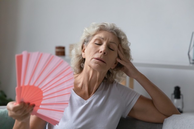Dlaczego u niektórych kobiet objawy menopauzy pojawiają się wcześniej i są bardziej intensywne? Badania naukowe wskazują, że jest to związane z długością cyklu miesiączkowego.