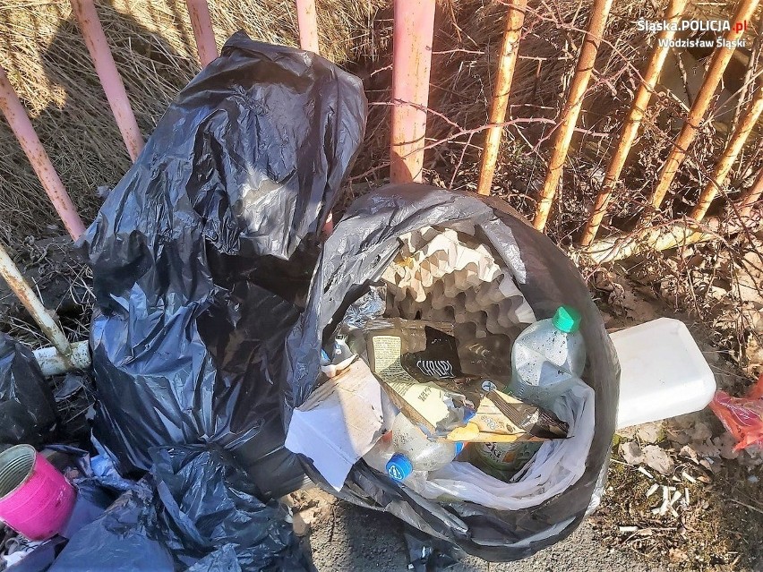 Worki ze śmieciami leżały na poboczu ulicy Wiejskiej w...