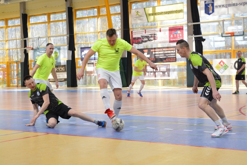 W hali Krajna Arena w Sępólnie myśliwi i leśnicy rozegrali...