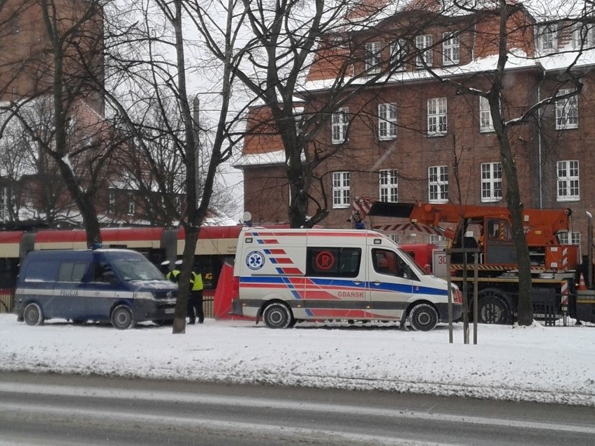 Tragiczny wypadek w Gdańsku. Kobieta śmiertelnie potrącona przez tramwaj [ZDJĘCIA]