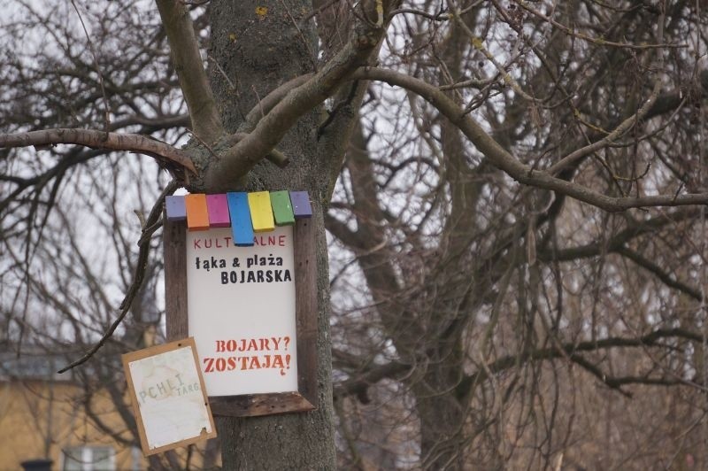 Ul. Poprzeczna. Łąka bojarska zamknięta na kłódkę (zdjęcia, wideo)