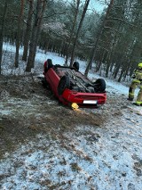 Wypadek w Białobłotach. Auto dachowało. 22-latka została ukarana mandatem