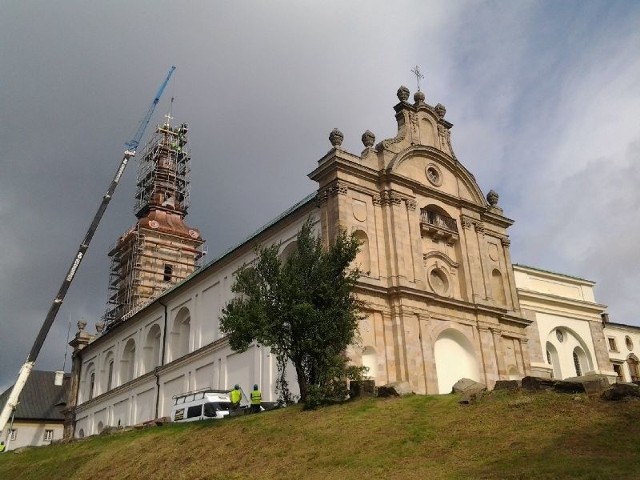 Operacja montowania krzyża i kopuły.