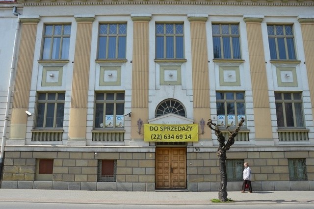 Na budynku byłego banku, gdzie swoją siedzibę ma mieć Muzeum Okręgowe, nadal wisi informacja, że jest on wystawiony na sprzedaż