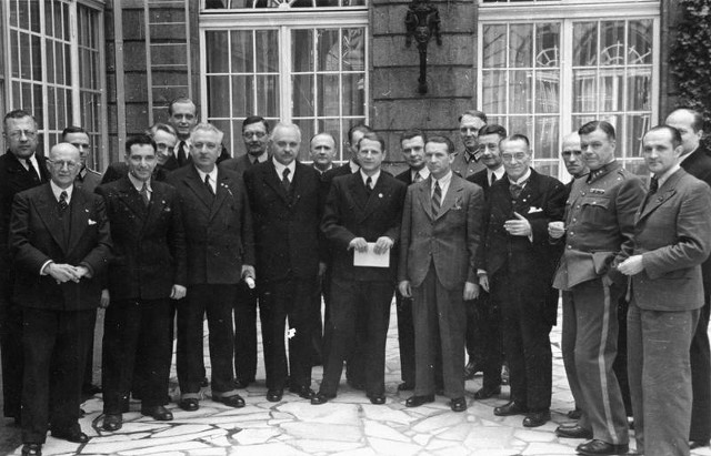 Członkowie Międzynarodowej Komisji Lekarskiej w Berlinie, 1943 r. (źródło: domena publiczna)