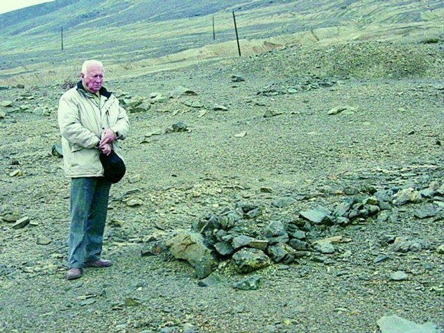 Artur Woźniakowski w Karabaszu. Tu chowano polskich zesłańców.