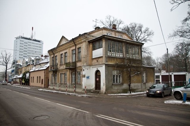 Dawny dom Zbirohowskich-Kościów to jeden z najpiękniejszych budynków w tej części miasta. Wyróżnia go m.in. poddasze i oranżeria. 