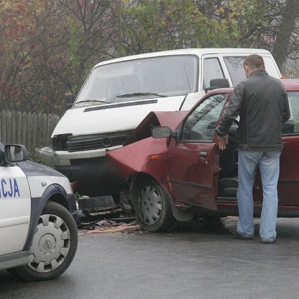 W wyniku czołowego zderzenia się aut pasażerka transportera, trafiła do szpitala. Utrudnienia na drodze trwały ponad 2 godziny.