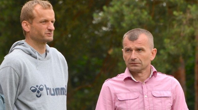 Zbigniew Małkowski (z lewej) z zainteresowaniem śledził trening reprezentacji Anglii do 21 lat. Obok trener Sławomir Grzesik.