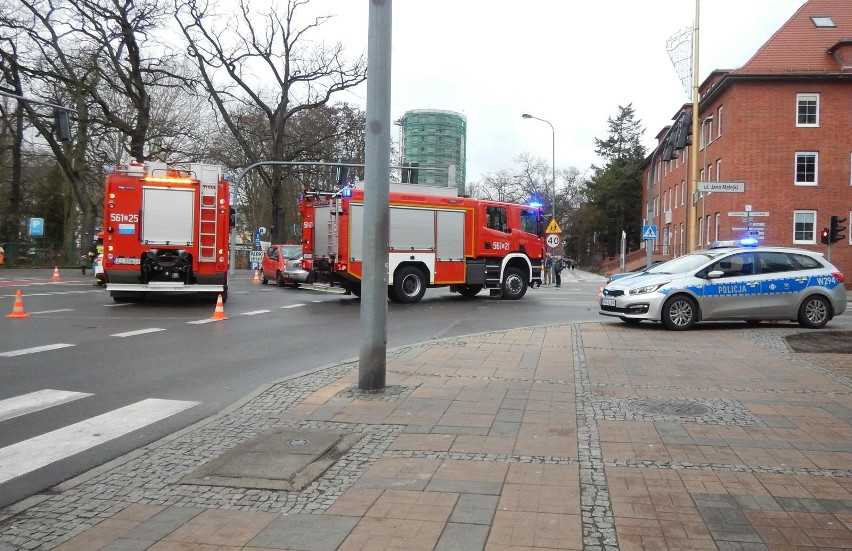 Świnoujście: Kolizja dwóch samochodów w centrum miasta [ZDJĘCIA]