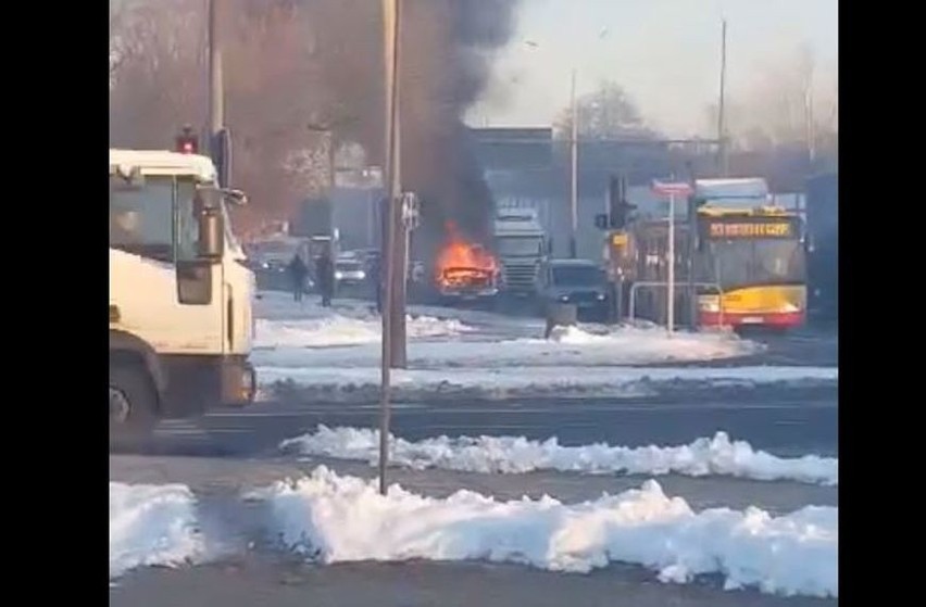 Pożar samochodu spowodował olbrzymie utrudnienia w ruchu