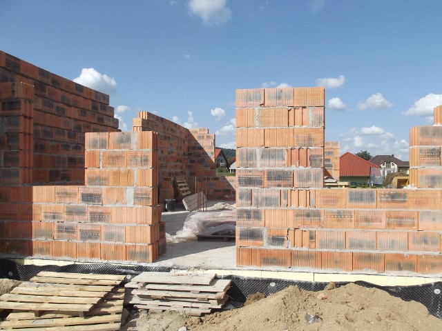 Według badania Oferteo.pl budowa domu w Polsce trwa średnio 21,5 miesiąca. Przejdź do kolejnych zdjęć, żeby zobaczyć, jak wygląda sytuacja w poszczególnych województwach. Użyj strzałki w prawo lub przycisku NASTĘPNE.