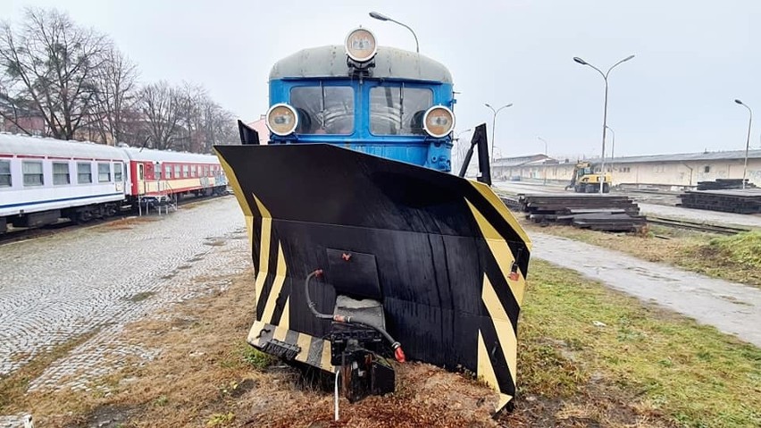 Tak z zewnątrz i w środku wygląda kolejowy pług odśnieżny...