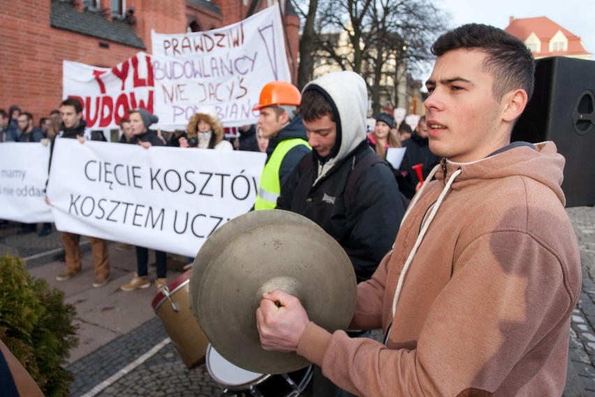 Protest uczniów budowlanki przed słupskim ratuszem (zdjęcia)