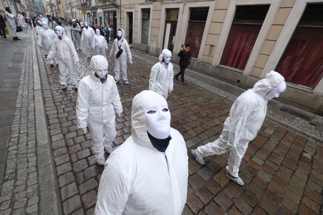 W sobotę ulicami poznańskiego Starego Miasta przeszły osoby ubrane w białe kombinezony i maski. Był to marsz przeciwko szczepieniom na koronawirusa. Przypomnijmy, że szczepionka na koronawirusa już jest. Akcja szczepień w Polsce ma się rozpocząć w lutym, ale szczepienia nie mają być obowiązkowe. Marsz przeszedł m.in. ul. Wrocławską na Stary Rynek. Zobacz zdjęcia ----->