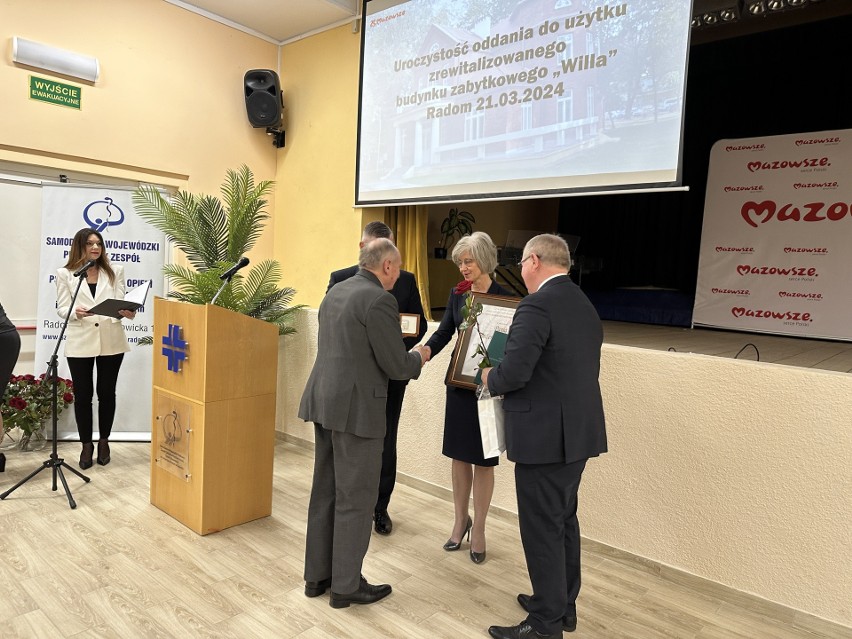 Medale Pro Mazovia oraz dyplomy uznania dla pracowników szpitala w Krychnowicach. Zobacz zdjęcia