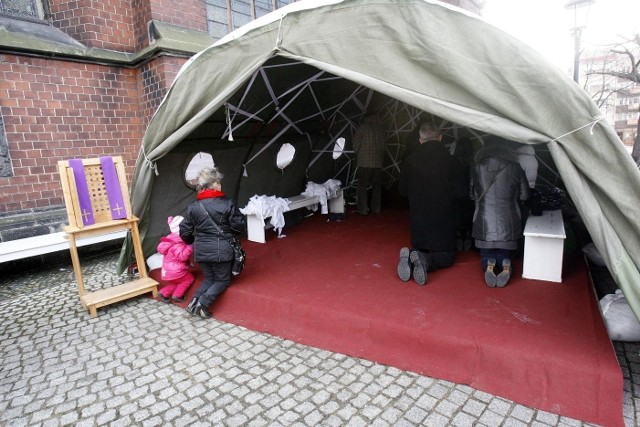 Nie będzie namiotu modlitewnego na placu Dąbrowskiego. Na zdjęciu - namiot modlitewny w Legnicy.
