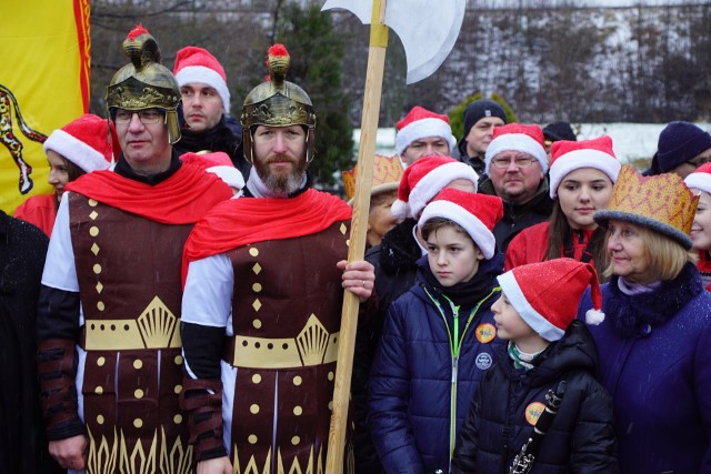 Po raz pierwszy w Sławnie odbył się historyczny Orszak Trzech Króli. Tłum mieszkańców miasta, jak i innych okolicznych miejscowości przemaszerował ulicami. Przed godziną 13:00 z placu Wyszyńskiego w Sławnie wyruszył pierwszy w historii Orszak Trzech Króli.  Tłumy ludzi wzięło udział w największych ulicznych jasełkach. Uczestnicy szli za Trzema Królami. Zatrzymywali się przy czterech przystankach. Finalną była ta ustawiona koło kościoła św. Antoniego, gdzie ustawiono zagrodę ze zwierzętami. Zobacz także: Sylwester w Koszalinie 