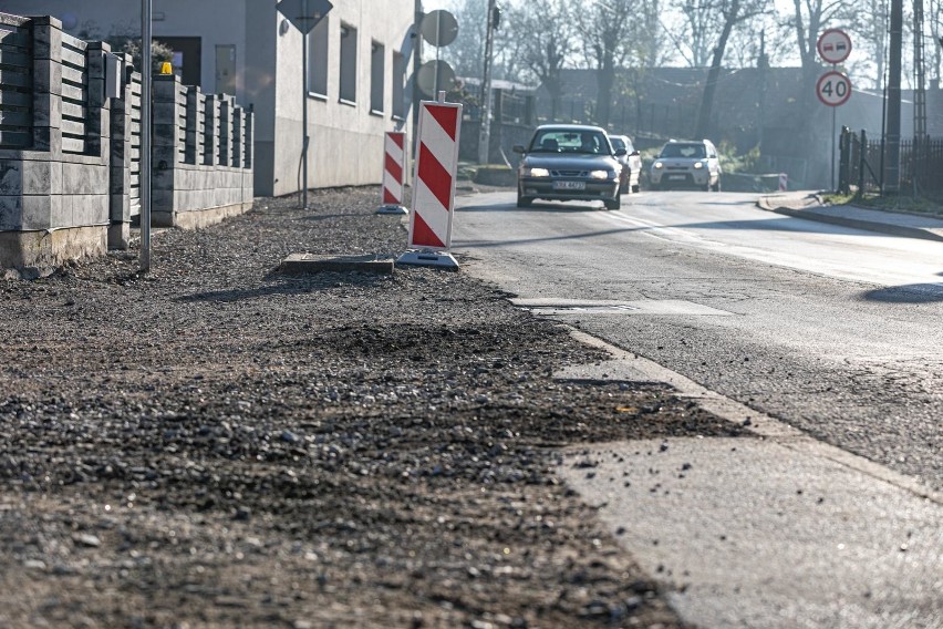 Kraków. Problemy na ulicy Łokietka. Mieszkańcy mają dość takiego remontu. Pytają, gdzie są pracownicy budowy i sprzęt [ZDJĘCIA]