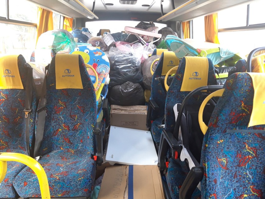 Zaręby Kościelne przekazują autobus szkolny Ukrainie. Autobus z darami trafi do Lwowa