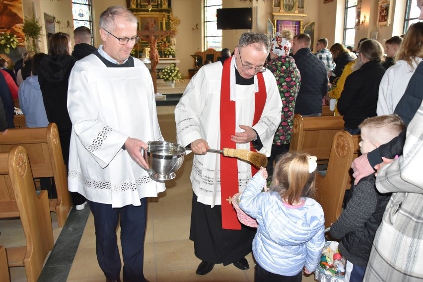 W Wielką Sobotę podczas święcenia pokarmów w kościele św....