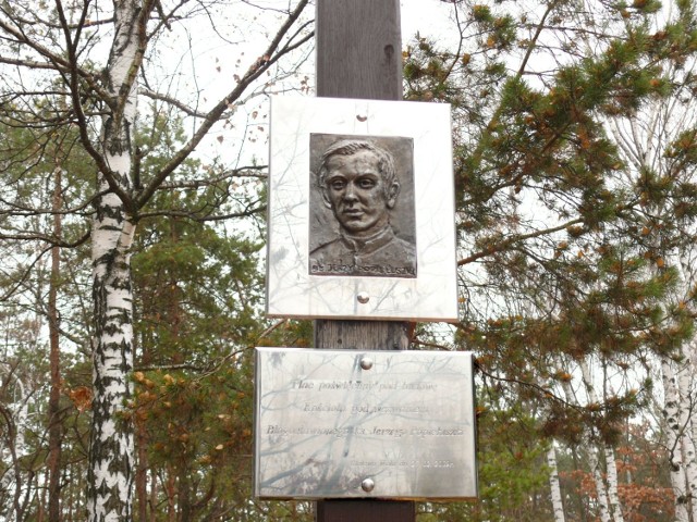 Na krzyżu przymocowana została tablica z odlewem twarzy św. Jerzego Popiełuszki.