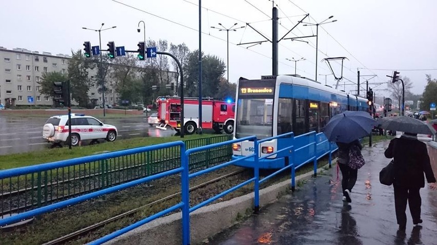 Wypadek na skrzyżowaniu ul. Wielickiej i Prostej w Krakowie....
