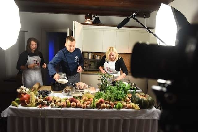 Gęsie potrawy szykował Maciej Goncerzewicz, szef kuchni restauracji „Sowa” wraz z dziennikarkami: Joanną Plutą i Justyną Wojciechowską-Narloch 