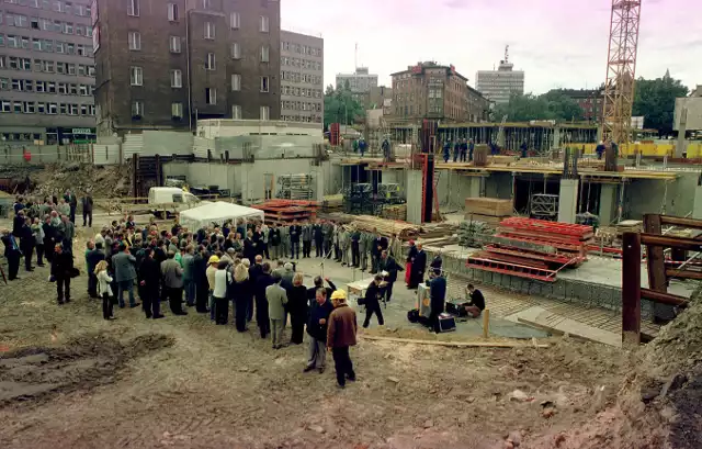 Jak wyglądał Poznań 20 lat temu? W roku 2000 niemal wszystko wyglądało inaczej. Obejrzycie zdjęcia i przenieście się w czasie.Kolejne zdjęcie -->