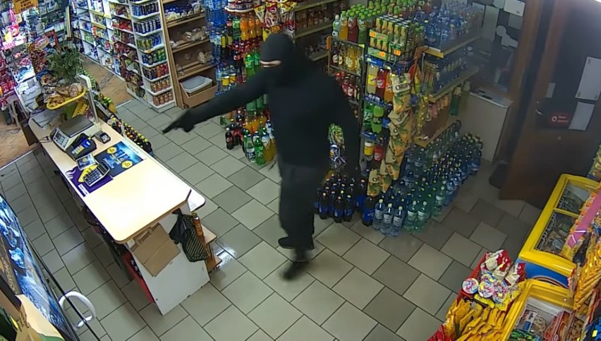 Napad na sklep w Pinczynie. Zamaskowany złodziej groził bronią, przegoniła go ekspedientka przy pomocy mopa [wideo]