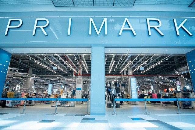 Pierwszy Primark w Polsce został otwarty w sierpniu 2020 roku w Warszawie. Na otwarciu pojawiły się tłumy