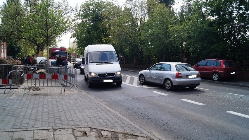 Zderzyły się tam ze sobą dwa samochody osobowe. Kierowca...