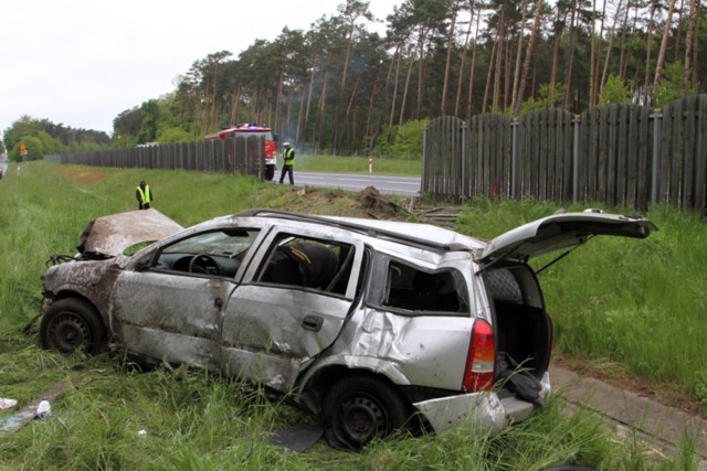 Auto przebiło barierki i koziołkowało