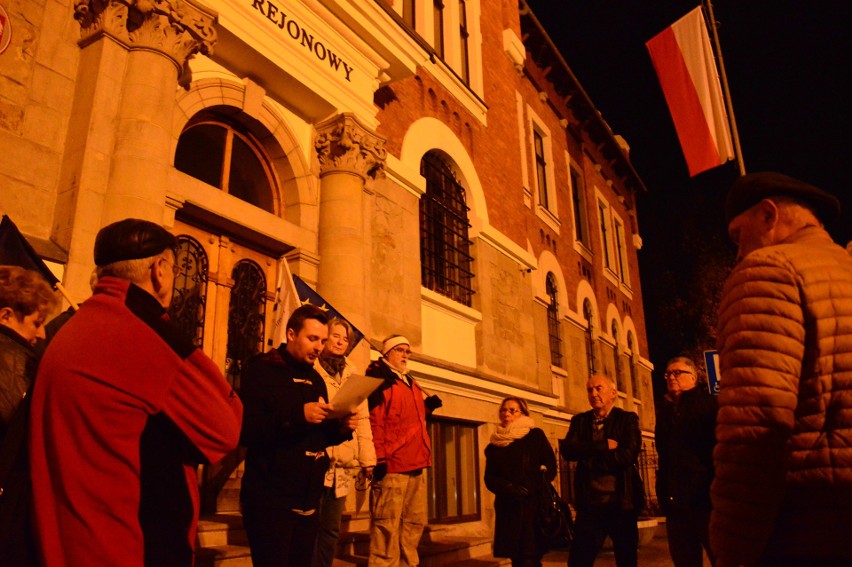 Myślenice. Manifestacja przed Sądem Rejonowym