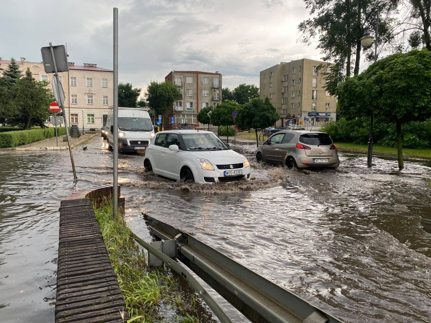 Ostrołęka. Nawałnica przeszła nad Ostrołęką. Plac Bema pod wodą. 23.06.2021. Zdjęcia