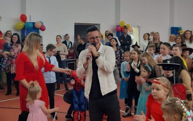 Kuba Urbański z Playboysów był na szklonym balu z uczniami z Dzierzkówka Starego w gminie Skaryszew.