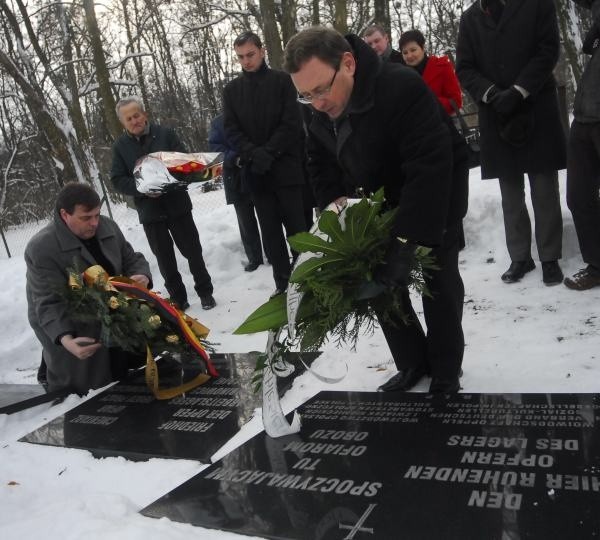 Liderzy mniejszości na cmentarzu ofiar powojennego obozu w Łambinowicach. Na pierwszym planie Ryszard Galla i Bernard Gaida.